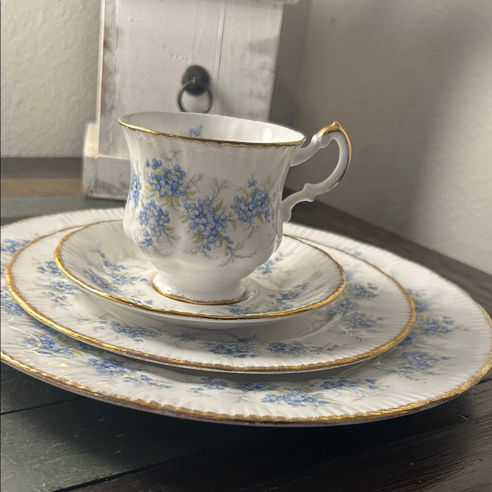 PARAGON’s Remember Me, elegant & vintage China set. $400/obo